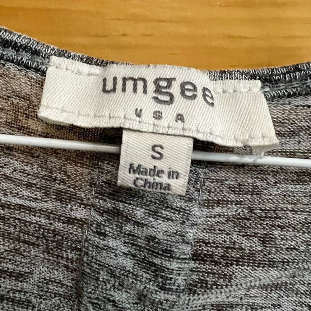 Umgee size small gray open weave sleeve top - Picture 3 of 4